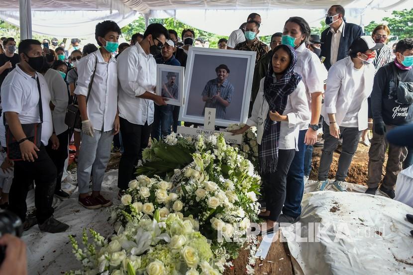 Kerabat memberikan penghormatan terakhir kepada jenazah penyanyi Glenn Fredly saat pemakaman di TPU Tanah Kusir, Jakarta, Kamis (9/4/2020). Penyanyi Glenn Fredly meninggal dunia pada usia 44 tahun akibat penyakit meningitis.