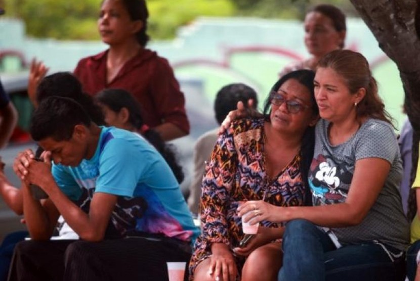 Kerabat narapidana menunggu kabar keluarga mereka setelah bentrokan berdarah di penjara Anisio Jobim di Manaus, Brasil, Senin (2/1).