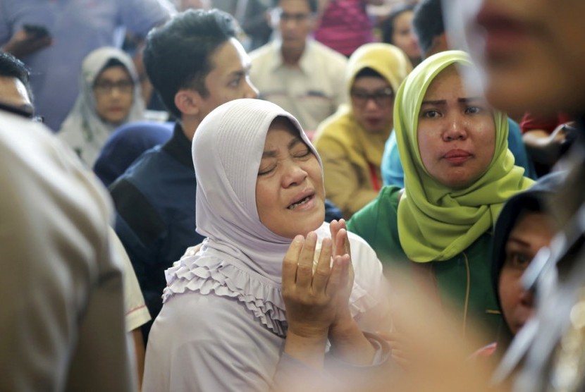 Kerabat penumpang Lion Air JT 610 berdoa sambil menunggu kabar tentang pesawat Lion Air yang jatuh di perairan Laut Jawa. Sejumlah kerabat penumpang ramai menunggu di Bandara Depati Amir, Pangkal Pinang, Senin (29/10).