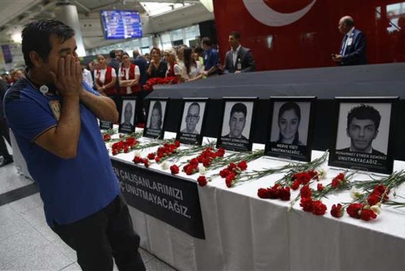 Kerabat, rekan dan teman para korban bom di Bandara Ataturk, Turki berkumpul dalam upacara mengenang korban di bandara, Istanbul, Kamis, 30 Juni 2016.