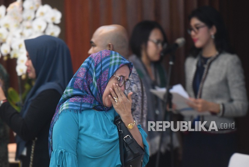 Kerabat WNI yang sempat disandera kelompok Abu Sayyaf di Filipina Selatan menangis saat penyerahterimaan di Kementerian Luar Negeri, Jakarta, Kamis (11/4/2019). 