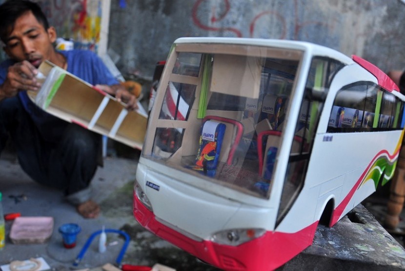 Kerajinan miniatur bus. Seorang perajin menyelesaikan kerajinan miniatur bus di Nogosari, Boyolali, Jawa Tengah. 
