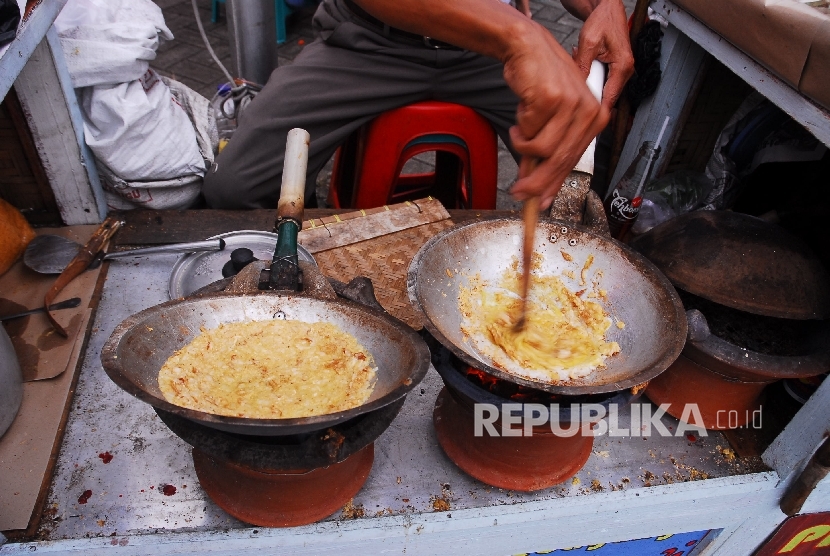 Perayaan ulang tahun Jakarta yang jatuh pada bulan Juni bisa menjadi kesempatan untuk menyambangi tempat untuk menikmati kuliner khas Betawi (Foto: makanan khas Betawi, Kerak Telor)