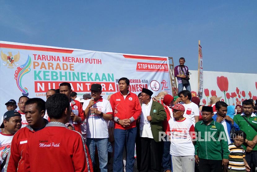 Keramaian para peserta Parade Kebhinekaan Nusantara yang digelar oleh Taruna Merah Putih di Jalan Raya Perumnas 2, Kecamatan Parungpanjang, Kabupaten Bogor, Ahad (27/8). 