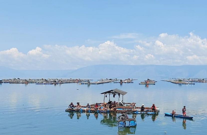 Keramba Jaring Apung (KJA) di Danau Toba.