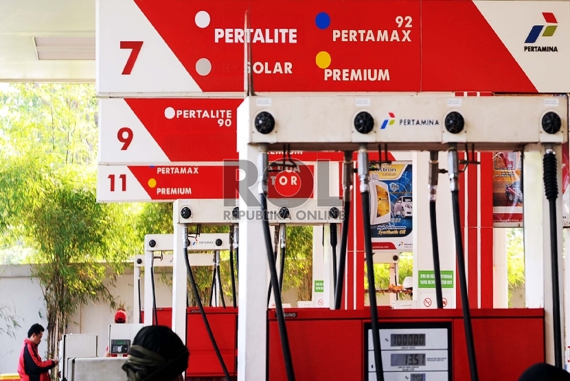 Keran pompa bensin jenis Pertalite sudah terpasang di SPBU.   (Republika/Tahta Aidilla)