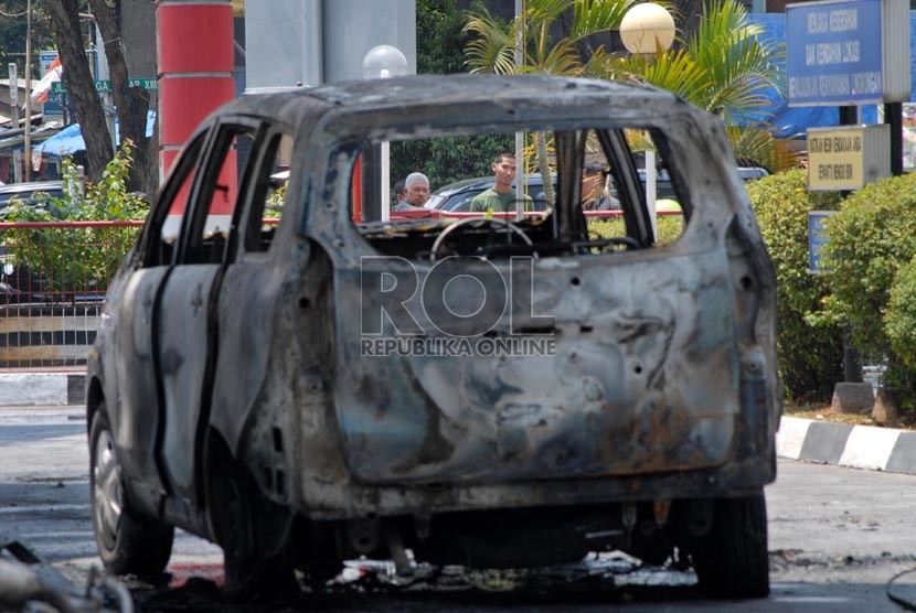  Kerangka kendaraan yang hangus terbakar di SPBU Pangeran Jayakarta, Jakarta, Kamis (25/10).  (Agung Fatma Putra)