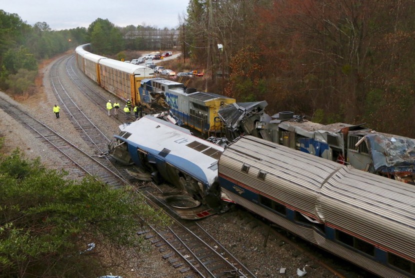 Kereta Amtrak bertabrakan dengan kereta barang di Cayce, South Carolina, AS, Ahad (4/2). 