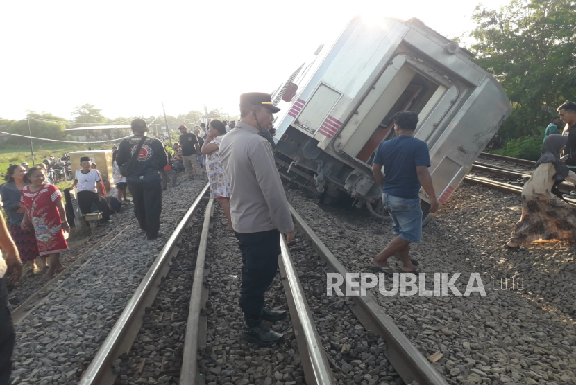 Kereta Api Argo Bromo Anggrek rute Surabaya Pasarturi-Jakarta dilaporkan mengalami anjlok di jalur Stasiun Pegaden, Kabupaten Subang, Jumat (1/8/2025) sore sekitar pukul 15.30 WIB. Terdapat lima gerbong kereta api yang dilaporkan anjlok keluar dari lintasan rel akan tetapi tidak terdapat korban jiwa. 