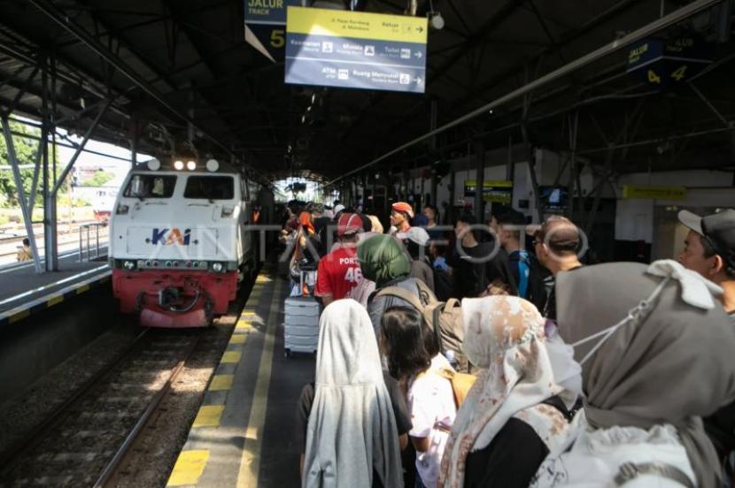 Kereta Api berhenti di Stasiun Yogyakarta (ilustrasi)