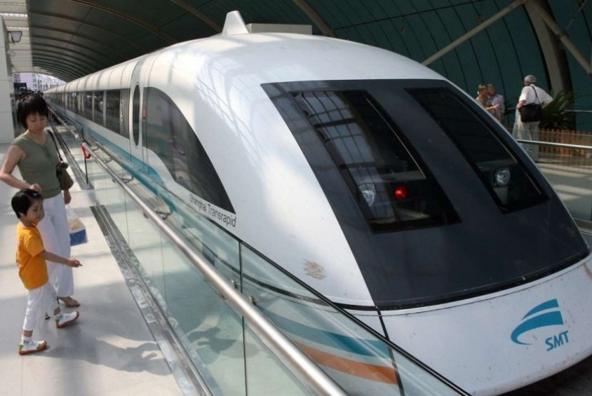 Kereta api berteknologi levitasi magnetik (maglev) di Cina.