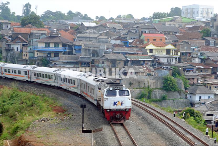 Kereta api Bogor-Sukabumi sempat berhenti beroperasi selama sekitar 10 menit pascagempa di Cianjur, Senin (21/11/2022).
