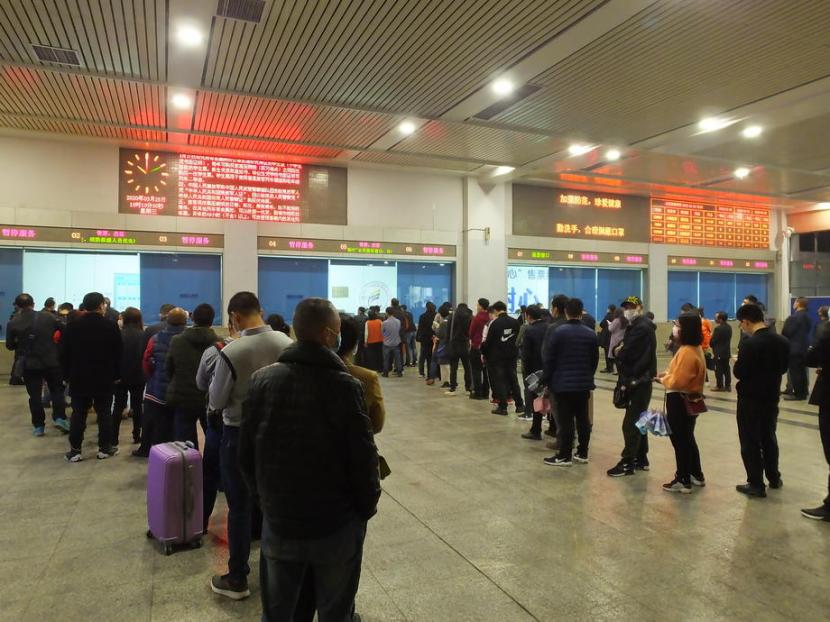 Kereta api di Hubei, China kembali beroperasi mulai Rabu (25/3). 