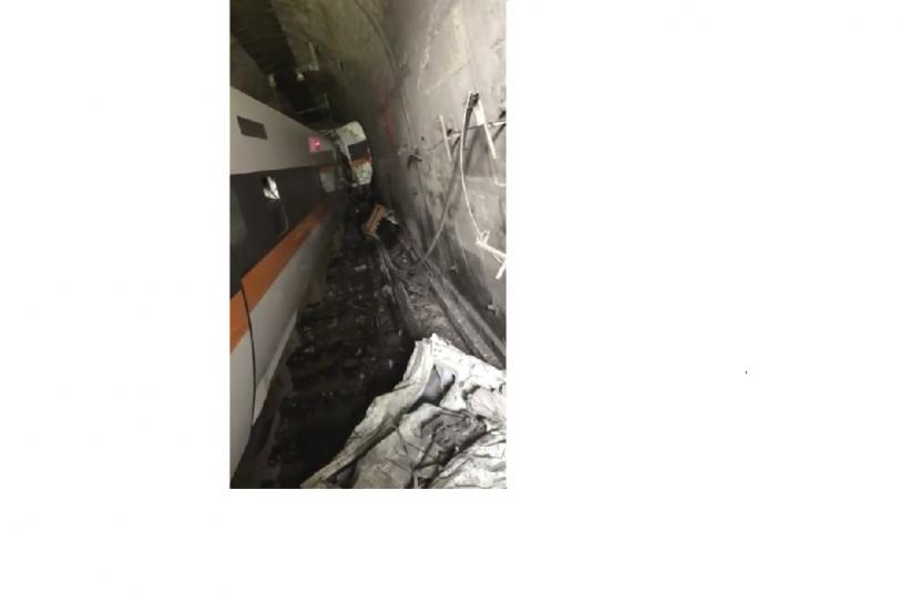 Kereta Api di Taiwan yang mengalami kecelakaan dan terjebak di terowongan.