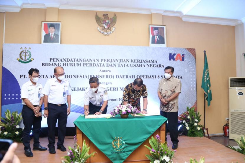 Kereta Api Indonesia (Persero) Daerah Operasi 8 Surabaya bersama Kejaksaan Negeri (Kejari) Malang menandatangani Perjanjian Kerja Sama Bidang Hukum Perdata dan Tata Usaha Negara, Jumat (18/2/2022. 