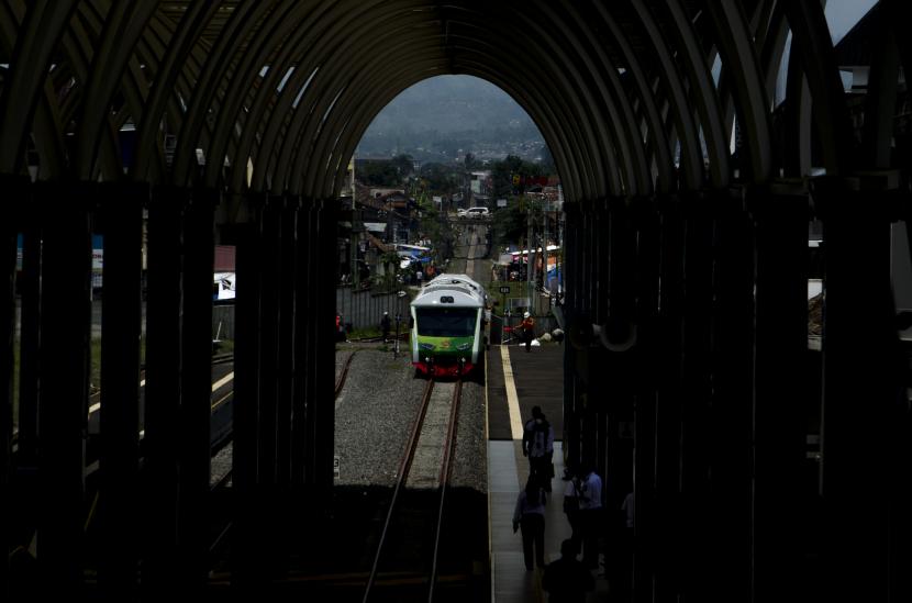 Kereta Api Istimewa melintasi jalur rel saat yang memasuki Stasiun Garut, Garut, Jawa Barat, Kamis (24/3/2022). Jalur kereta api Cibatu-Garut kembali dioperasikan hari ini, Kamis (24/3/2022), setelah selama hampir 40 tahun tersebut tidak difungsikan.