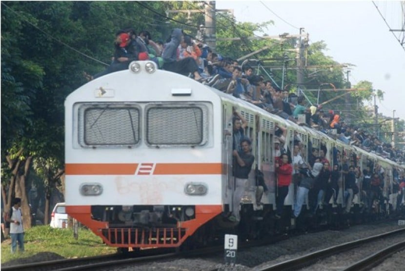 Para penumpang naik di atap kereta api Jabodetabek.