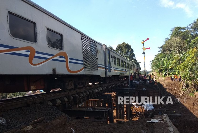 Kereta api jurusan Bogor-Sukabumi kembali beroperasi pada Selasa (20/2) setelah sempat terhenti beroperasi karena bencana longsor pada Senin (5/2). 