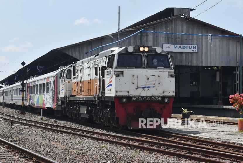 Kereta Api (KA) Argo Wilis relasi Surabaya-Bandung melintas di Stasiun KA Madiun, Jawa Timur, Senin (9/4). 