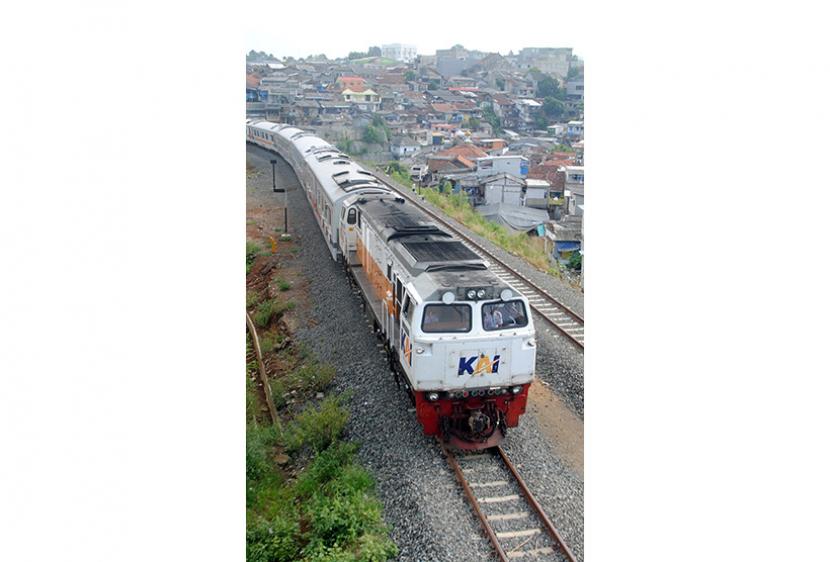 Kereta Api (KA) Pangrango Bogor-Sukabumi melintas. Jalur Kereta Api (KA) Pangrango lintas Sukabumi - Bogor, di KM 38+5 antara Stasiun Cibadak-Parungkuda mengalami longsor pada Senin (20/6). Akibatnya, dua perjalanan KA Pangrango dibatalkan.