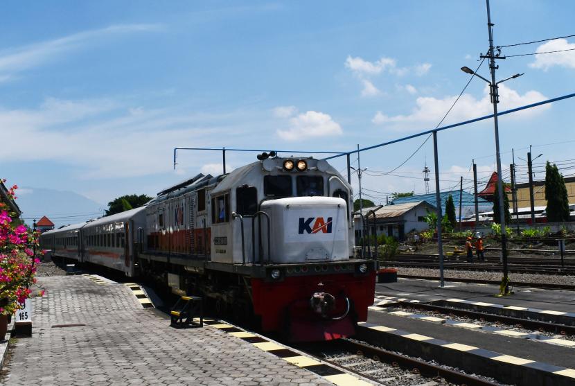 Kereta Api Kahuripan relasi Kiaracondong Bandung - Blitar yang mengalami keterlambatan kedatangan sekitar 70 menit melaju sebelum transit di Stasiun Kereta Api (KA) Madiun, Jawa Timur, Senin (12/9/2022). PT Kereta Api Indonesia (Persero) Daop 7 Madiun melayani 252.268 penumpang kereta api jarak jauh selama periode libur Natal 2022 dan Tahun Baru 2023 (Nataru) yang berlangsung 18 hari mulai tanggal 22 Desember 2022 sampai 8 Januari 2023.
