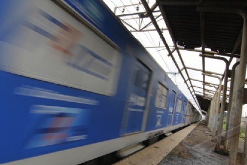 Kereta api listrik melintas di Stasiun Rawa Bebek, Bekasi, Jawa Barat, Jumat (7/1). Stasiun yang tidak dirawat dan tidak digunakan lagi itu disebut 