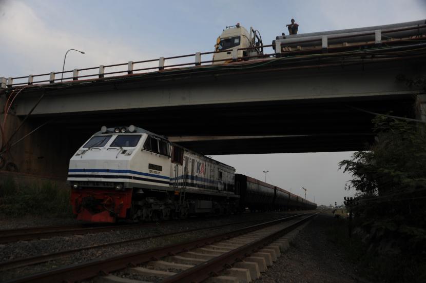 Kereta api melintas di bawah Jembatan Keramasan, Palembang, Sumatra Selatan. PT KAI Divre III Palembang mengintensifkan perawatan sarana dan prasarana perawatan menjelang Lebaran 2024.