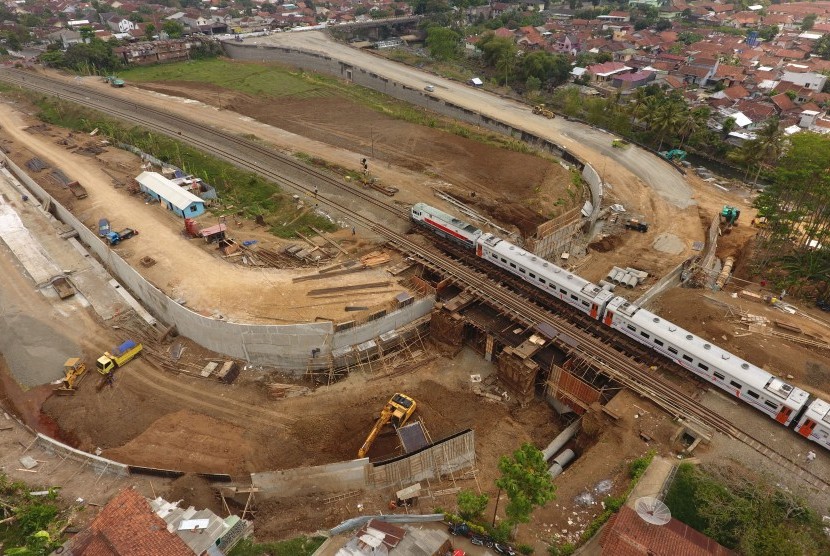 Kereta Api melintasi proyek underpass, di Jalan Jenderal Sudirman Purwokerto, Banyumas, Jateng, Jumat (2/11/2018). 