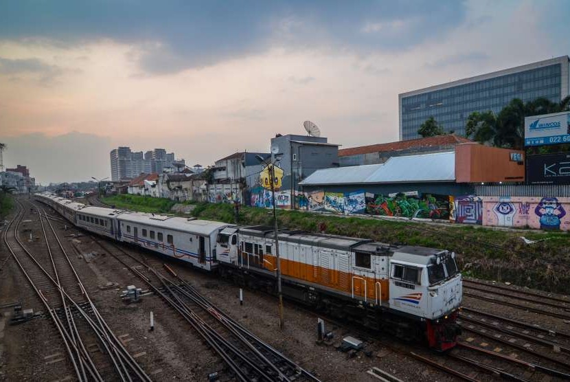 Kereta api memasuki Stasiun Bandung, Jawa Barat (ilustrasi)