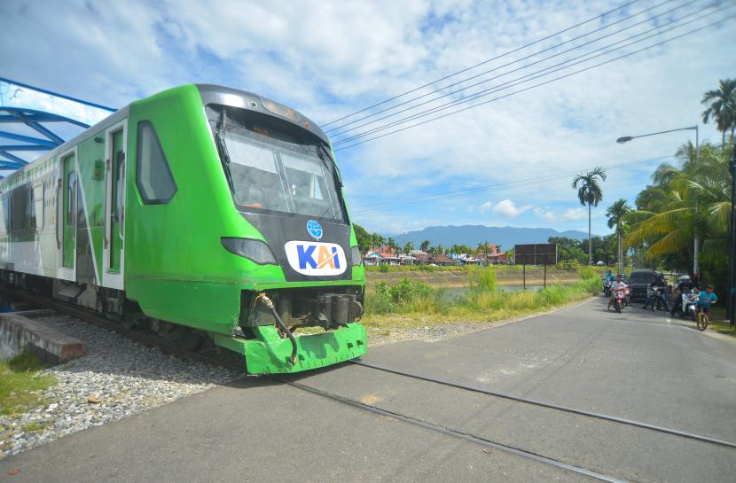 Kereta Api Minangkabau Ekspres melintas.