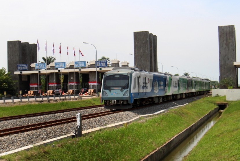 Kereta Api Railink tujuan Medan berangkat dari Stasiun Kereta Api Bandara di Deli Serdang, Sumatra Utara, Kamis (18/8). 