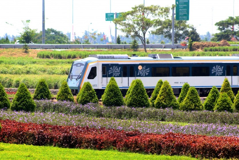 Kereta Api Railink tujuan Medan berangkat dari Stasiun Kereta Api Bandara di Deli Serdang, Sumatra Utara, Kamis (18/8).