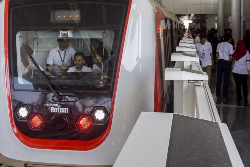 Kereta api ringan atau light rail transit (LRT) diuji coba dengan operasi terbatas di Stasiun Velodrome Rawamangun, Jakarta, Senin (10/9).