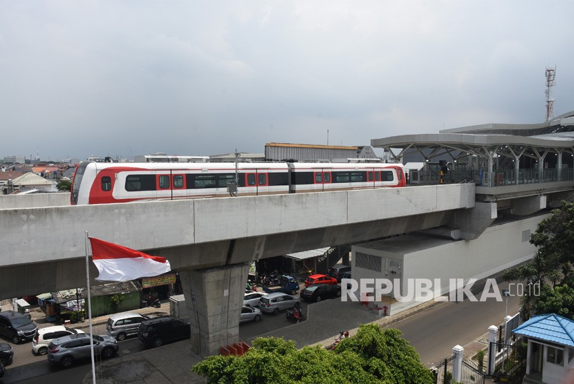 Kereta api ringan atau Light Rail Transit (LRT) melintas saat uji coba di Stasiun LRT Velodrome, Jakarta, Sabtu (16/2/2019).