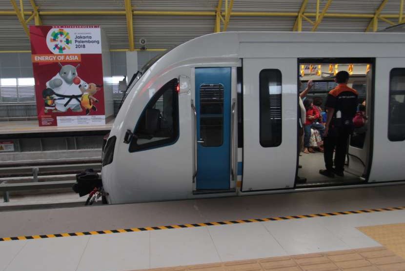 Kereta Api Ringan atau Light Rapid Transit (LRT) bersiap berangkat dari Depo Jakabaring Palembang, Sumatera Selatan, Selasa (28/8). 