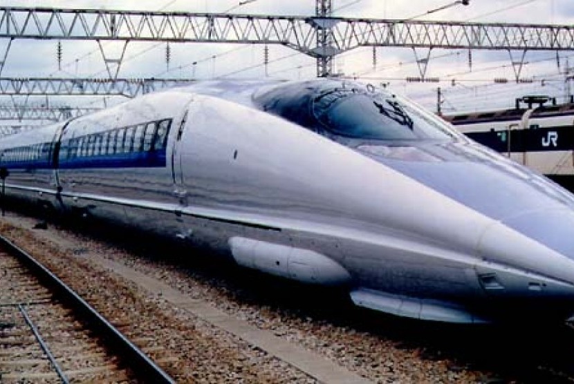 Kereta api supercepat Shinkansen (ilustrasi). Japan Railways (JR) Group mengalami peningkatan pemesanan tiket kereta api menjelang masa libur Natal dan Tahun Baru 2021/2022. 