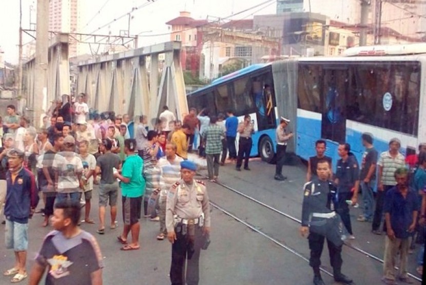 Kereta api tabrak transjakarta