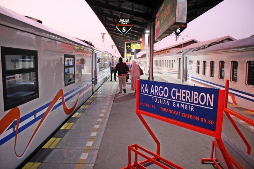 Kereta Argo Chirebon rute Stasiun Cirebon-Stasiun Gambir. PT KAI Daop 1 Jakarta mulai menjual tiket kereta api (KA) jarak jauh untuk keberangkatan pada periode 22 Desember 2022 hingga 8 Januari 2023. 