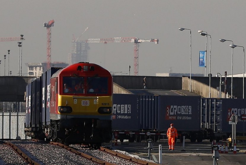 Kereta barang (kargo) pertama dari Cina ke Inggris tiba di Barking Intermodal Terminal dekat London, Inggris, 18 Januari 2017.