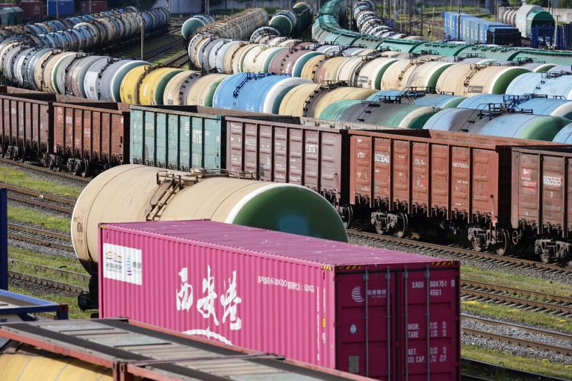 Kereta barang terparkir di atas rel stasiun barang di Kaliningrad, Rusia, Selasa 21 Juni 2022. Pemerintah Inggris menjatuhkan sanksi perdagangan baru untuk Rusia.