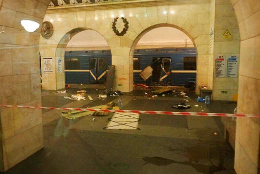  Kereta bawah tanah yang terkena ledakan di stasiun kereta bawah tanah Tekhnologichesky Institut di St Petersburg, Rusia, Senin (3/4).