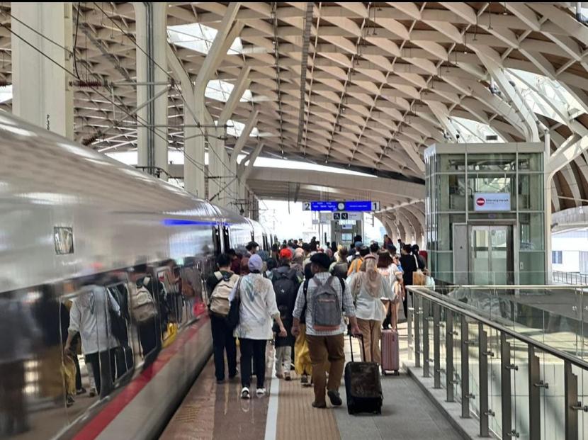 Kereta Cepat Indonesia China (KCIC) tabur promo berupa boarding pass ke sejumlah objek wisata di Bandung. 