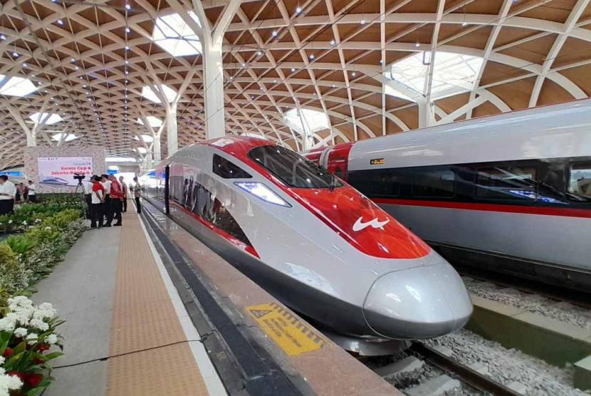 Kereta Cepat Jakarta-Bandung yang akan diresmikan oleh Presiden Joko Widodo (Jokowi) di Stasiun KCJB Halim, Jakarta Timur, Senin (2/10/2023).