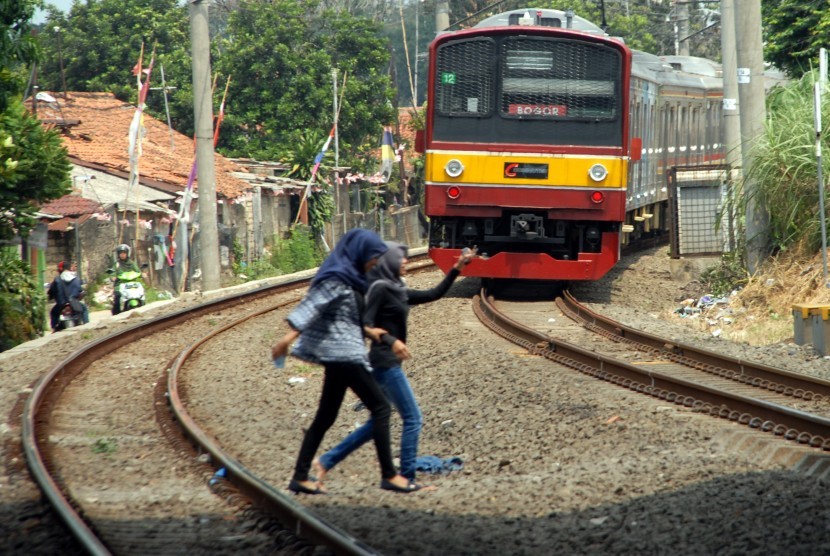 Kereta Commuter Line melintas / Ilustrasi 