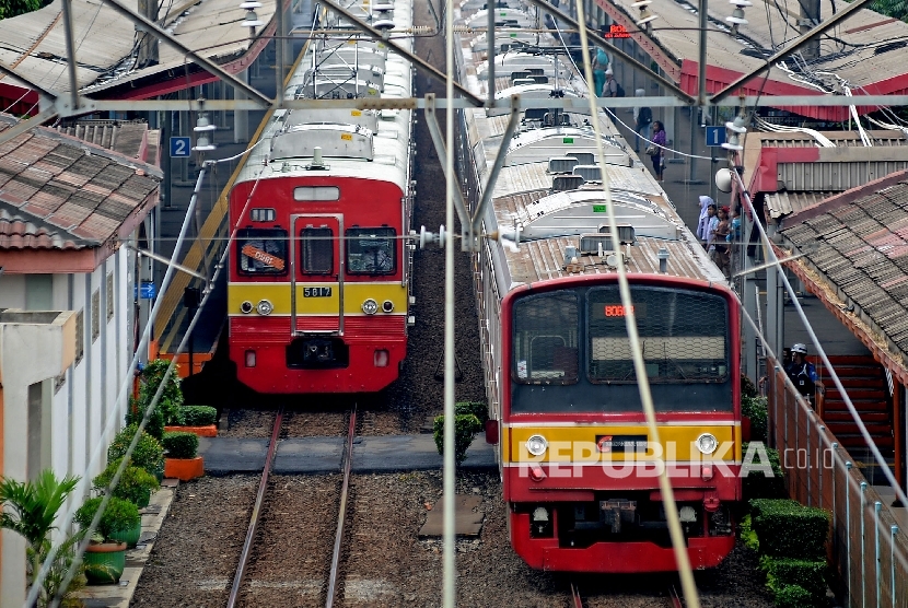 Kereta Commuter Line melintas di perlintasan kereta Pasar Minggu Baru, Jakarta, Senin (9/1).