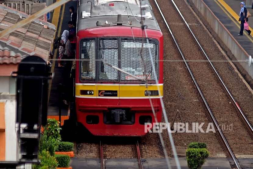 Kereta Commuter Line melintas di perlintasan kereta Pasar Minggu Baru, Jakarta, Senin (9/1).