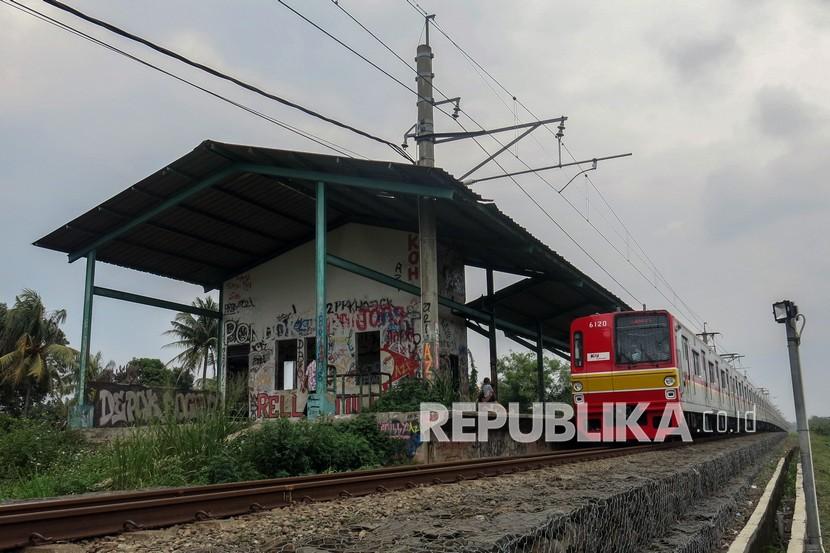 KRL Commuter Line melintas di Stasiun Pondok Rajeg yang terbengkalai di Kelurahan Jatimulya, Kecamatan Cilodong, Kota Depok, Jawa Barat (Jabar), Senin (1/2/2021). 