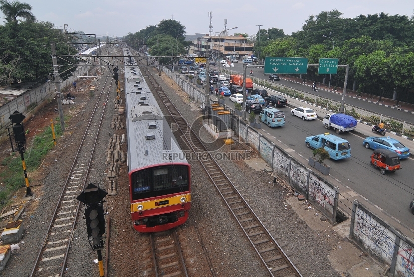 Kereta commuter line tujuan Bekasi-Kota melintas di kawasan Jatinegara, Senin (13/4). (Republika/Edwin Dwi Putranto)