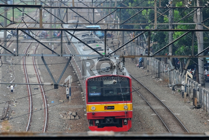 Kereta commuter line tujuan Bekasi-Kota melintas di kawasan Jatinegara, Senin (13/4). (Republika/Edwin Dwi Putranto)