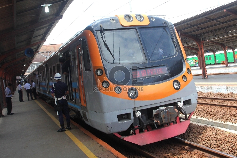 Kereta Commuterline relasi Jakarta Kota-Tanjung Priok berada di Stasiun Kota, Jakarta, Senin (21/12).  (Republika/Yasin Habibi)